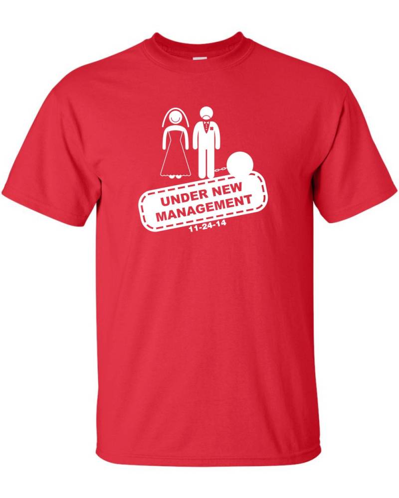 Unter Neuer Leitung Jede Datum Frisch Vermählte Paar Married Just Hochzeit Lustig Bedruckt Grafik-T-Shirt T-Shirt Herren Damen Frauen Jugend von MADLABSTEES