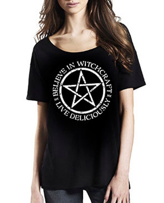 Glauben Sie An Hexerei. Herrlich Wohnen. Damen T-Shirt von MADOLDCATLADY