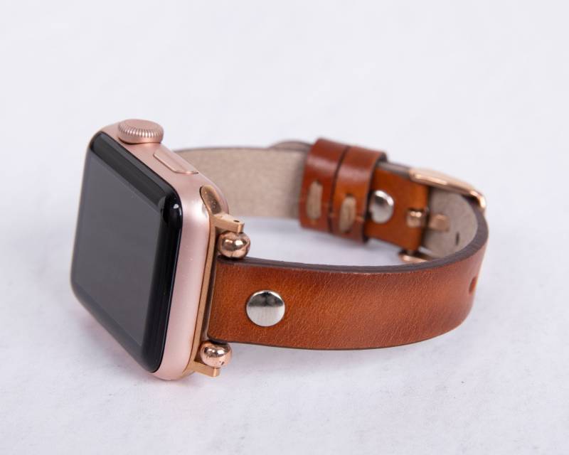 Dünnes Lederarmband Für Apple-Armbanduhr | Vollnarbenes Echtes Leder Mit Silbernen Nieten Kompatibel Allen Serien Und Fitbit Versa Modellen von MADUEMNEWYORK
