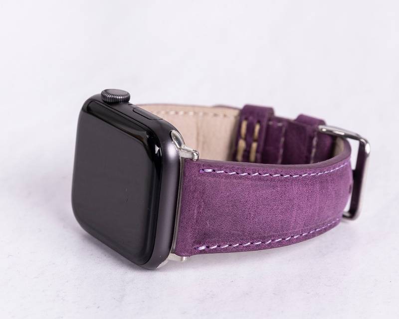 Lila Fitbit Lederarmband Mit Silberfarbener Schnalle Und Zierstichen in Flieder Für Damen Herren - Armband Alle Modelle von MADUEMNEWYORK