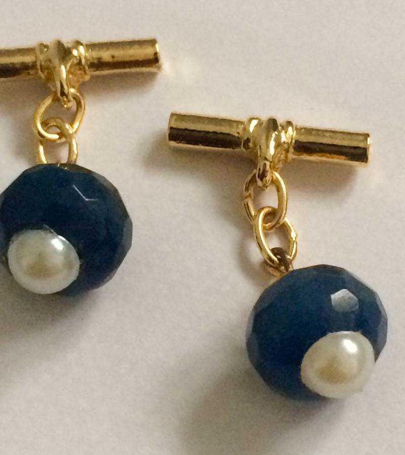 Vergoldete Manschettenknöpfe Mit Facettierten Saphir Cabochon Und Perle von MAGICSTARGEMS