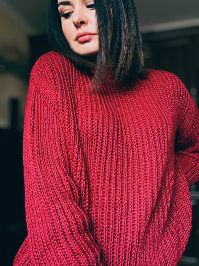 Grobstrick Merino Pullover Handgestrickter Weinroter Übergroßer Wollpullover Frauen von MAGNOLIAKNITWEAR