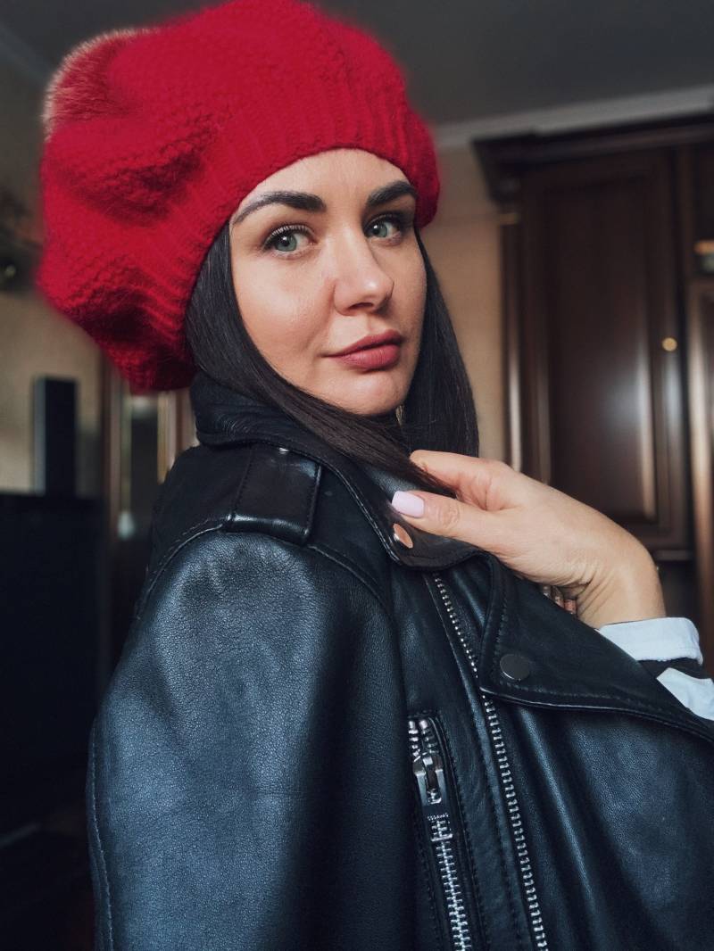 Handgestrickte Angora Baskenmütze Dicke Rote Wintermütze Mit Bommel Handgestrickte Angora Baskenmütze Dicke Rote Wintermütze Mit Bommel von MAGNOLIAKNITWEAR