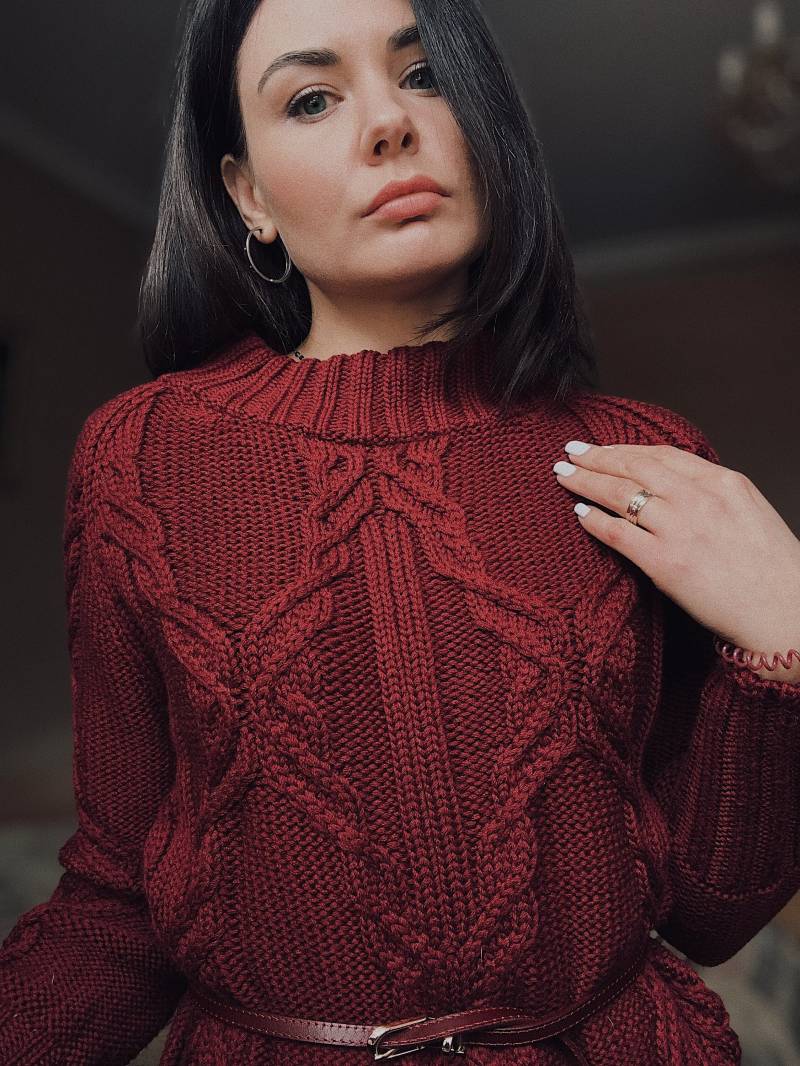 Übergroßes Zopfstrickkleid Handgestricktes Merinokleid Burgunderfarbenes Pulloverkleid Aus Wolle von MAGNOLIAKNITWEAR