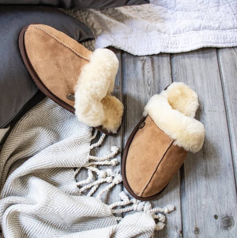 Handgefertigte Schaffell Hausschuhe in Beige Wildleder | Damen Gemütliche Haus Schuhe Geschenk Für Sie Muttertagsgeschenk Weihnachtsgeschenk Mama von MAHILeather