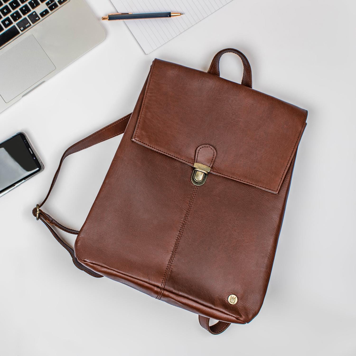 Personalisierte Initialen Braun Leder Rucksack Für Sie | Arbeitsrucksack Damen Mit 15-Zoll-Laptopkapazität Personalisierte Initialen Braun Leder Rucksack Für Sie | Arbeitsrucksack Damen Mit 15-Zoll-Laptopkapazität von MAHILeather