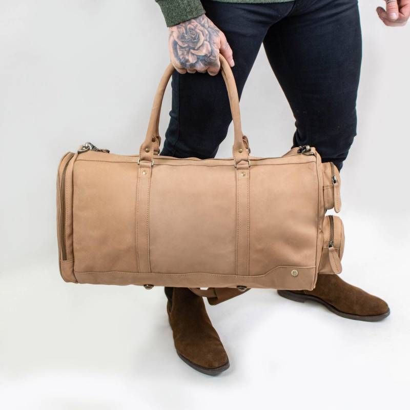 Personalisierte Weiche Wildleder-Leder-Reisetasche Mit Mehreren Taschen | Beige Wildleder Weekender Tasche Reisetasche Aus Leder in Initialen von MAHILeather