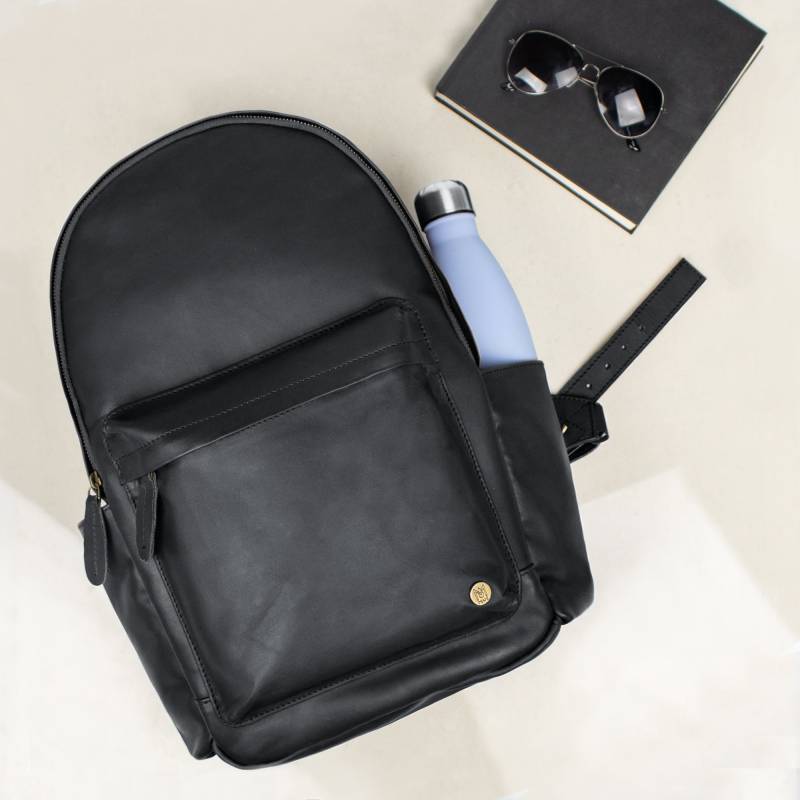 Personalisierter Schwarzer Lederrucksack Mit Seitentaschen Und 13-Zoll-Laptop-Kapazität Für Schule Arbeit College | Unisex-Monogramm-Initialen Personalisierter Schwarzer Lederrucksack Mit Seitentaschen Und 13-Zoll-Laptop-Kapazität Für Schule Arbeit College | Unisex-Monogramm-Initialen von MAHILeather