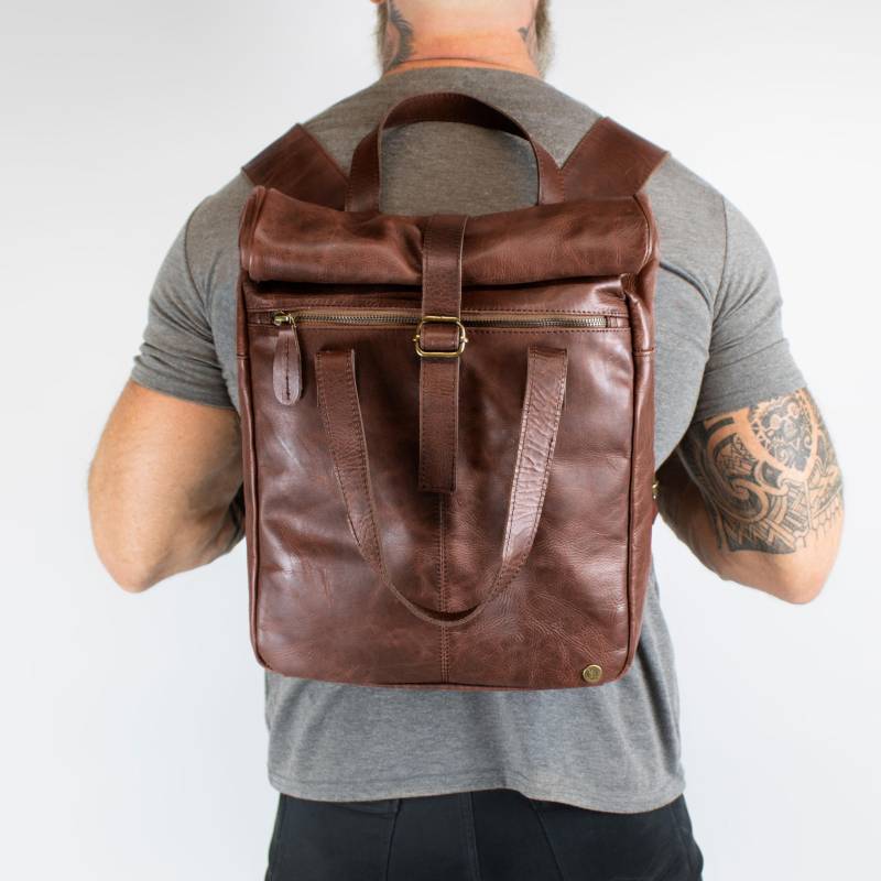 Rustikaler Rolltop Rucksack Im Vintage Stil | Braunes Vollrindleder Herren Leder Roll Top Personalisierte Initialen Benutzerdefinierte Monogramm Rustikaler Rolltop Rucksack Im Vintage Stil | Braunes Vollrindleder Herren Leder Roll Top Personalisierte Initialen Benutzerdefinierte Monogramm von MAHILeather