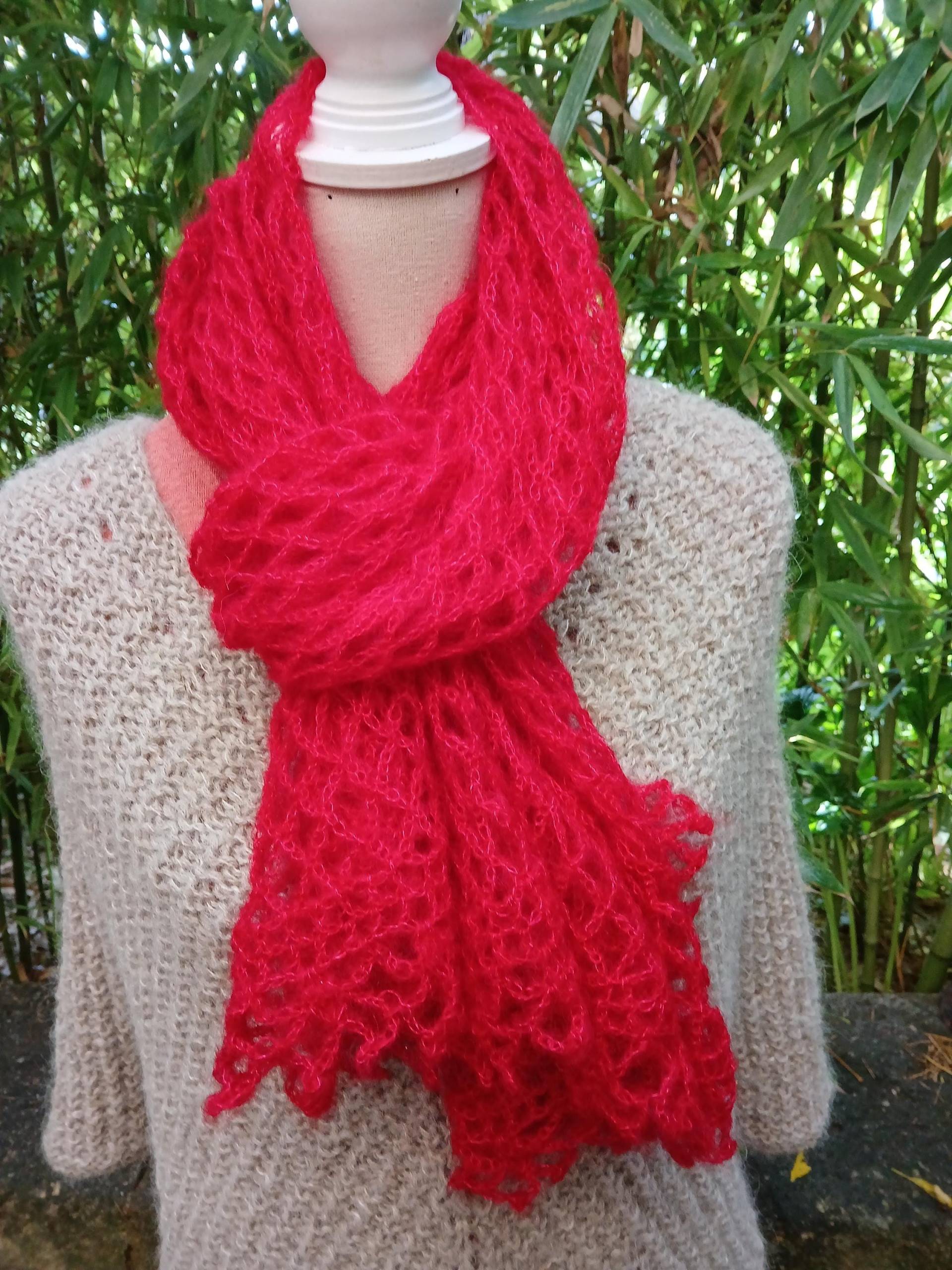 Roter Stola-Schal Aus Gehäkeltem Mohair Und Seide Roter Stola-Schal Aus Gehäkeltem Mohair Und Seide von MAILLESDOUDOU