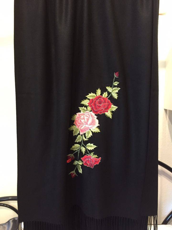 Handbestickter Kaschmir-Schal - Blooming Roses Handbestickter Kaschmir-Schal - Blooming Roses von MAISILK