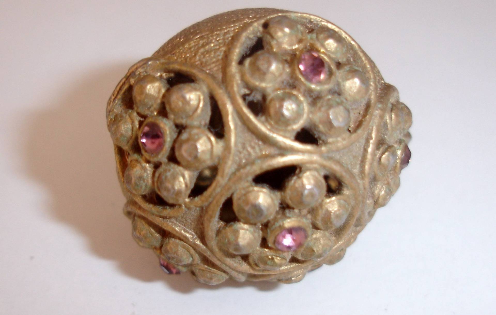 Vintage Jeweled Pillbox Rosa Strass Metall Medikamente Halter Vintage Jeweled Pillbox Rosa Strass Metall Medikamente Halter von MAISONDELINGE