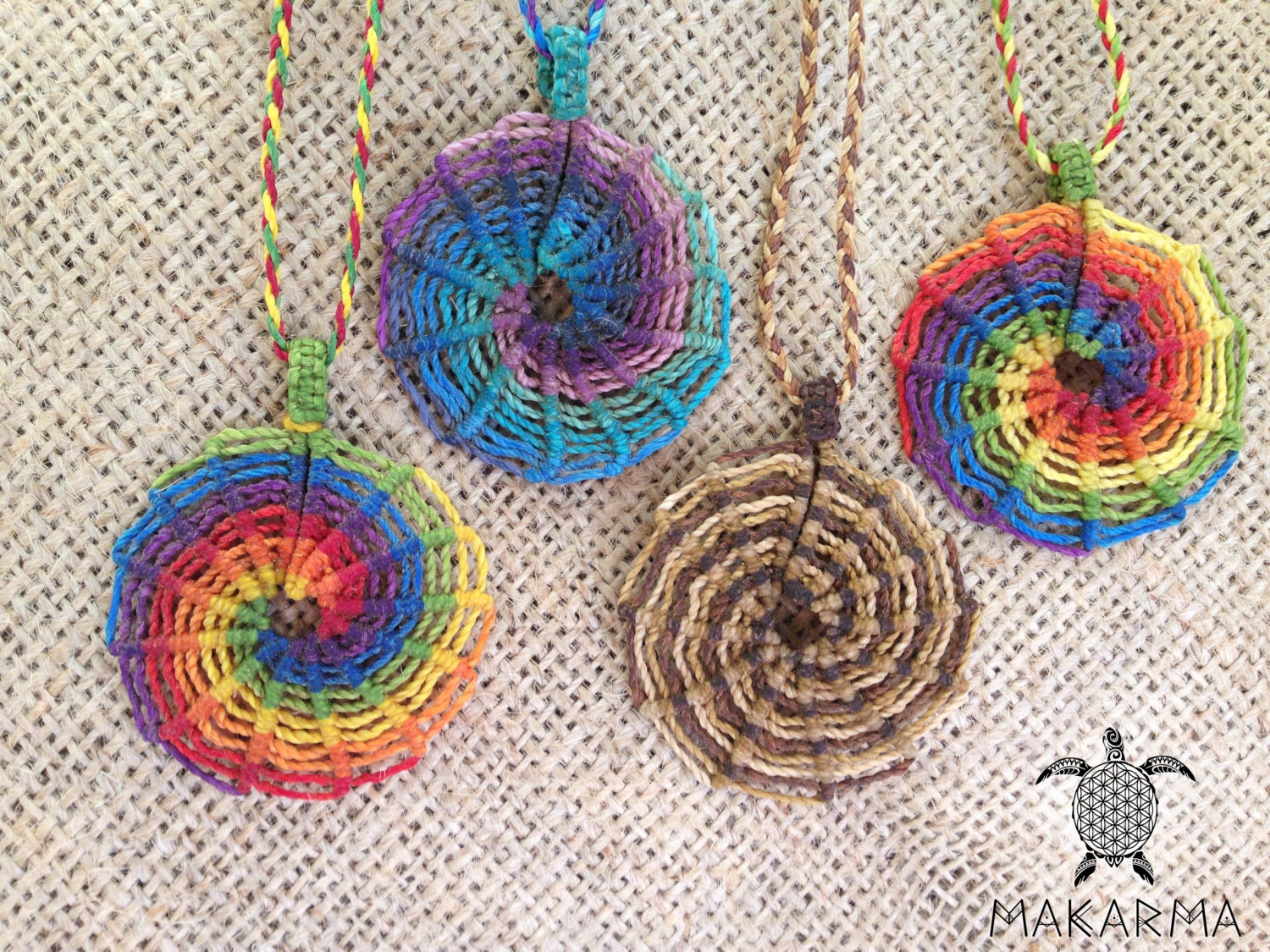 Handgemachte Spirale Halskette Spirituell Bunte Makramee Anhänger Geschenk Für Sie Hippie Festival Heilung Schmuck von MAKARMAjewelry