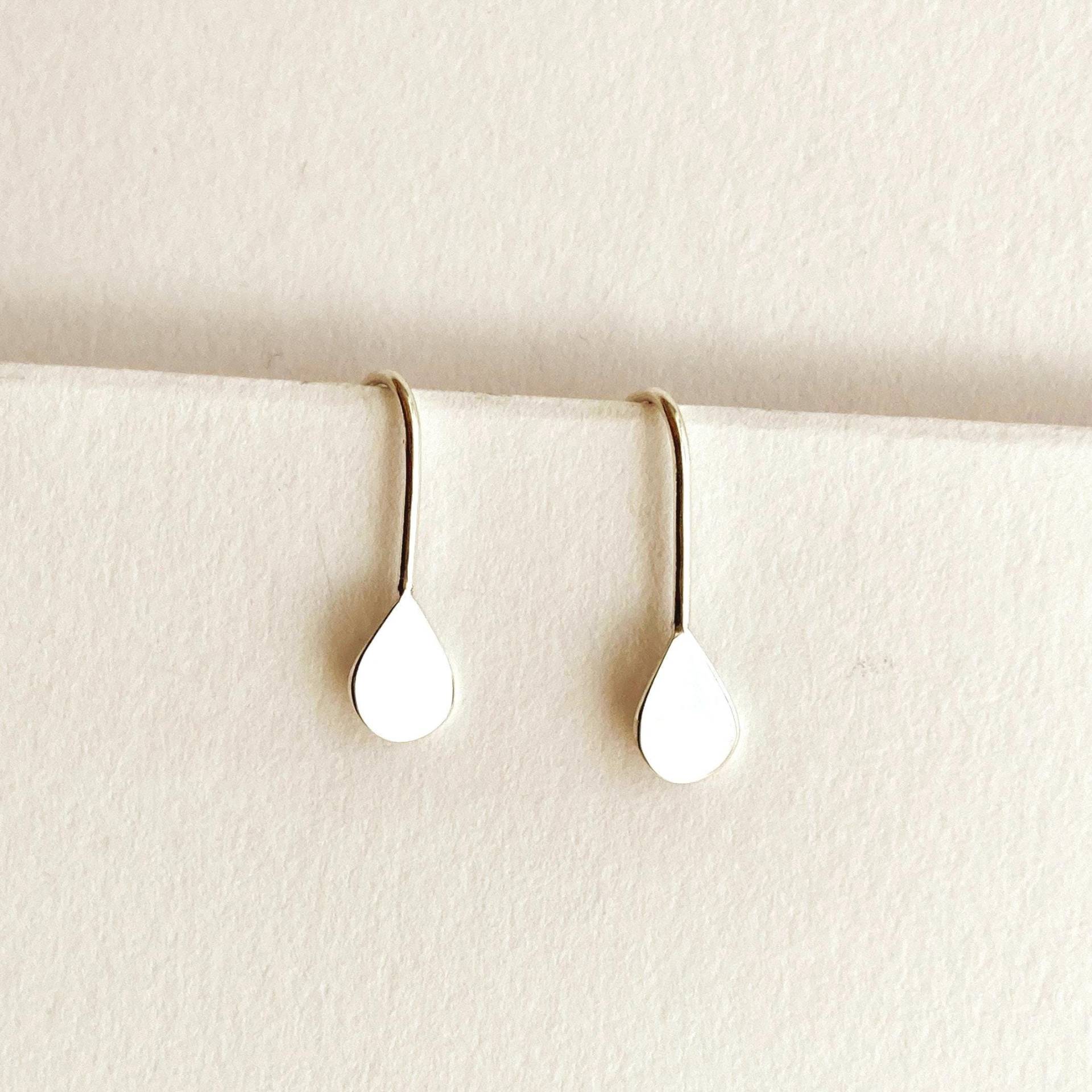 Handgefertigte Sterling Silber Tear Drop Ohrringe; Moderne Minimalist Anhänger Handgemacht in Australien von MAKEShandcrafted