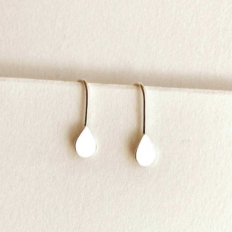 Handgefertigte Sterling Silber Tear Drop Ohrringe; Moderne Minimalist Anhänger Handgemacht in Australien Handgefertigte Sterling Silber Tear Drop Ohrringe; Moderne Minimalist Anhänger Handgemacht in Australien von MAKEShandcrafted