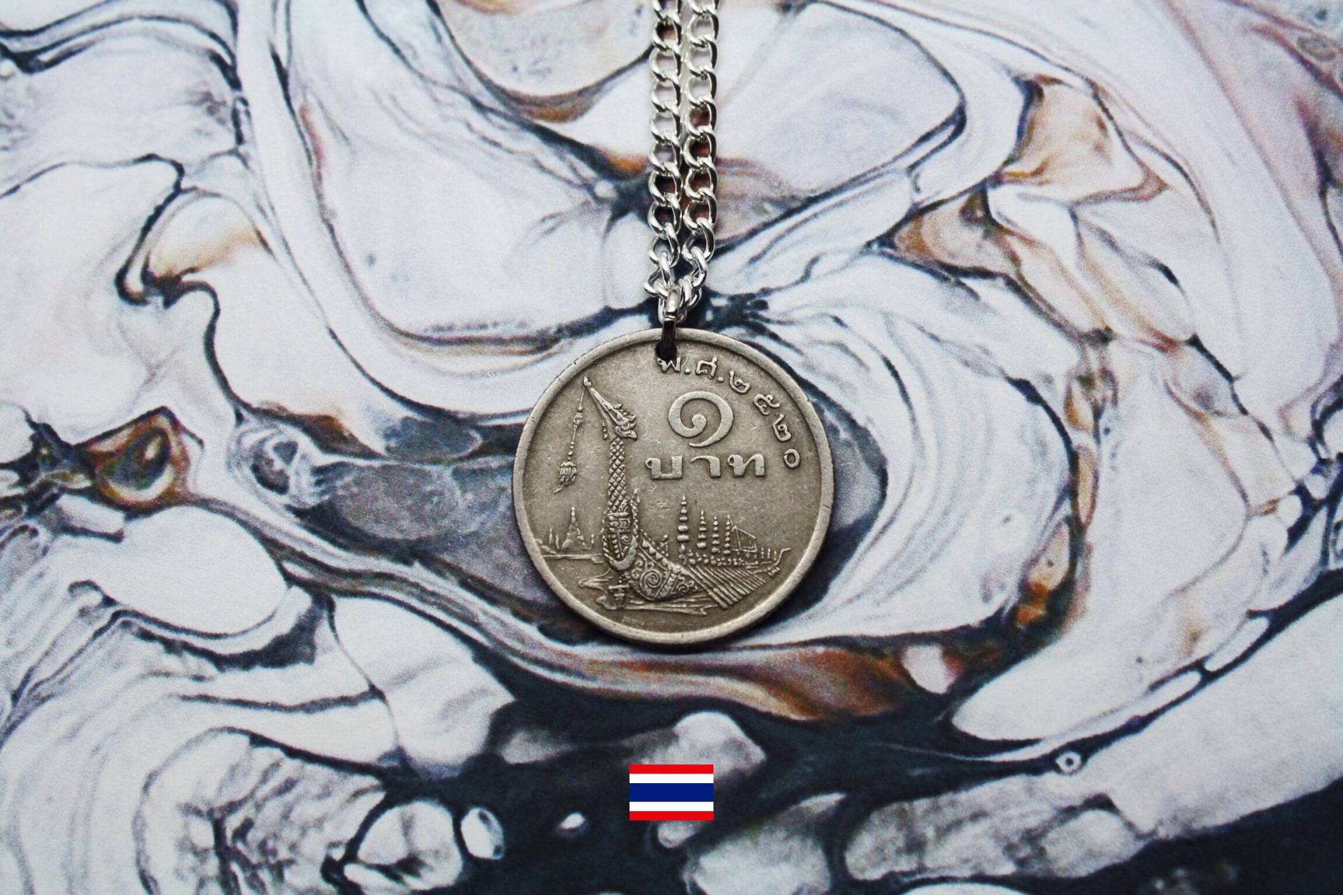 Thai Münze Halskette, 1 Doppelseitiger Handgefertigter Anhänger, Versilberte Kette Auf Bestellung, Kostenloser Versand in Großbritannien, Vintage Thai Münze Halskette, 1 Doppelseitiger Handgefertigter Anhänger, Versilberte Kette Auf Bestellung, Kostenloser Versand in Großbritannien, Vintage von MALXOLM