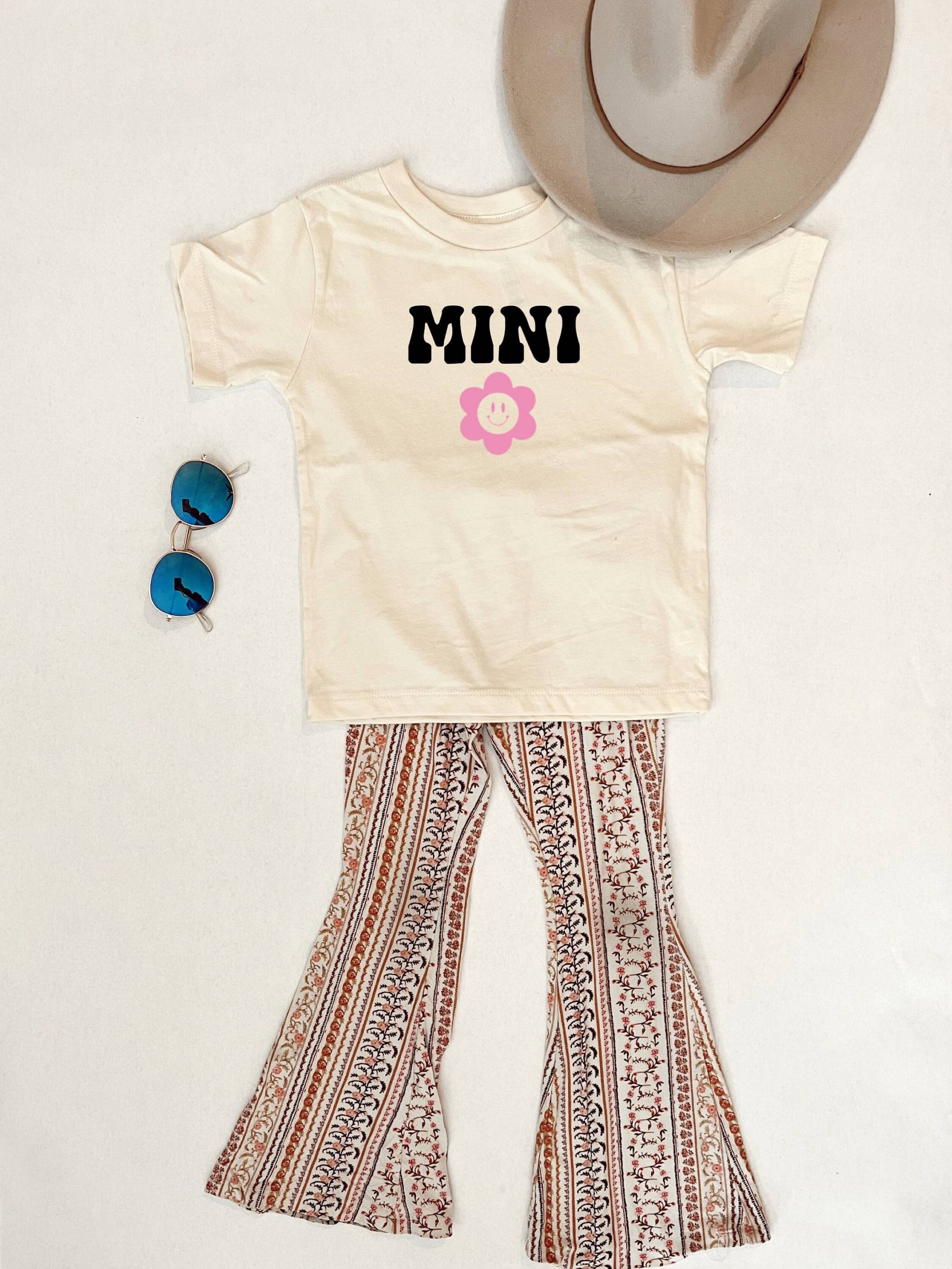 Retro Mini Mit Smiley Gesicht Blumen Shirt | Muttertagsgeschenk Mama Und Passend Retro Mini Mit Smiley Gesicht Blumen Shirt | Muttertagsgeschenk Mama Und Passend von MAMASLITTLETRIBE