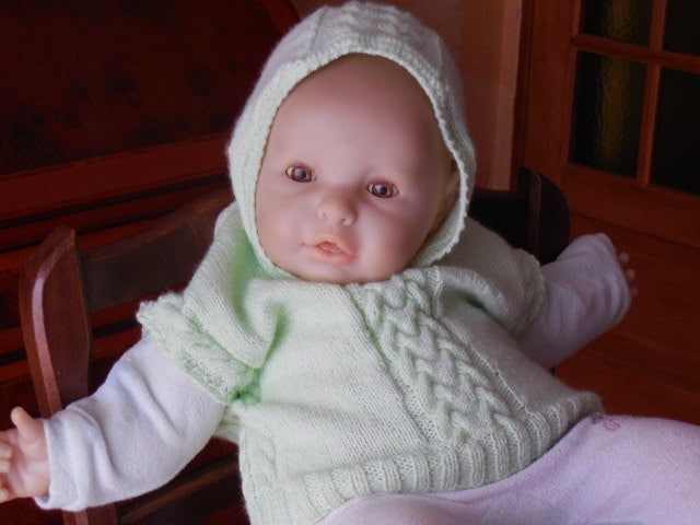 Ärmelloser Pullover Für Baby - Mit Kapuze Schönes Twist-Spiel von MAMIEROSELYNETRICOTE