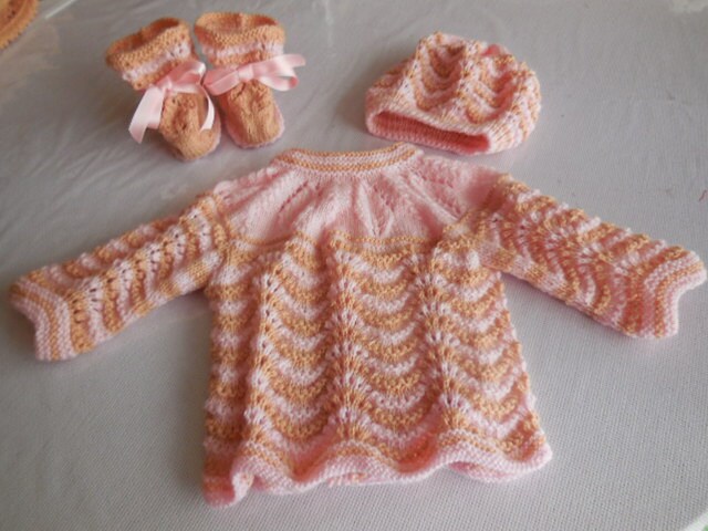 Auf Bestellung; Schönes Handgestricktes Baby-Set von MAMIEROSELYNETRICOTE