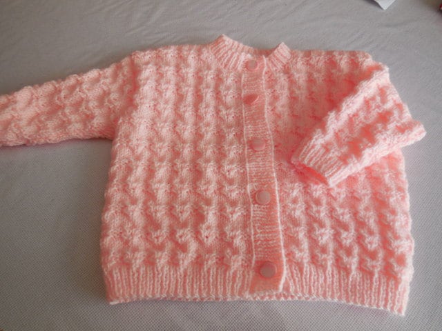 Auf Bestellung Baby Cardigan 3 Bis 6 Monate - Handgestrickt Hübscher Faux-Twist-stich Hübsche Perlmutt-Imitationsknöpfe von MAMIEROSELYNETRICOTE