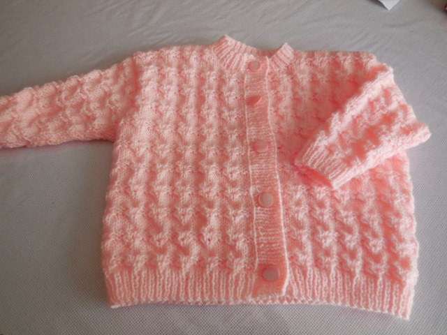 Auf Bestellung Baby Cardigan 3 Bis 6 Monate - Handgestrickt Hübscher Faux-Twist-stich Hübsche Perlmutt-Imitationsknöpfe von MAMIEROSELYNETRICOTE