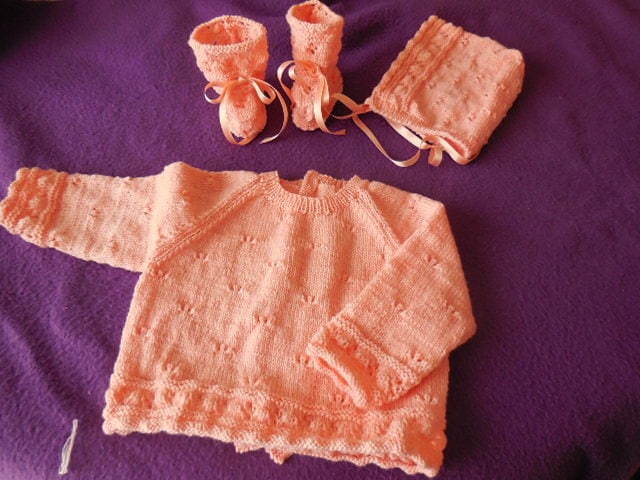 Auf Bestellung Handgestricktes Set - Inklusive Bh, Hut Und Hausschuhen von MAMIEROSELYNETRICOTE