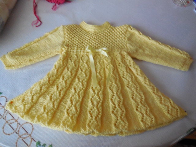 Auf Bestellung Hübsches Handgestricktes Babykleid - 3 Monate Hübsche Durchbrochene Rautenstiche Und Wabenmuster Auf Der Passe von MAMIEROSELYNETRICOTE