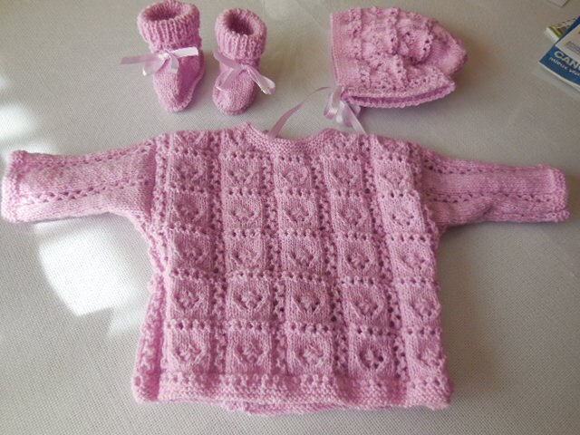 Auf Bestellung Schönes Baby Set - Fliederfarbe Inklusive Bh, Mütze Und Handgestrickten Hausschuhen von MAMIEROSELYNETRICOTE