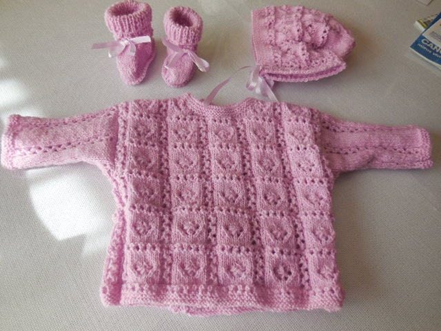 Auf Bestellung Schönes Baby Set - Fliederfarbe Inklusive Bh, Mütze Und Handgestrickten Hausschuhen Auf Bestellung Schönes Baby Set - Fliederfarbe Inklusive Bh, Mütze Und Handgestrickten Hausschuhen von MAMIEROSELYNETRICOTE