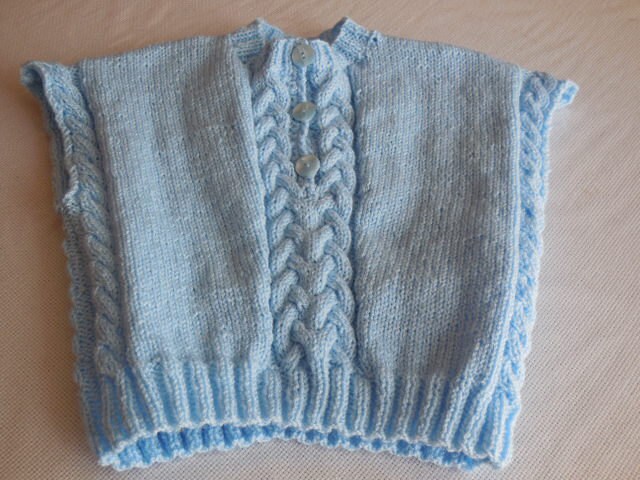Babyweste - Ärmellos Handgestrickt Hübsches Zopfmuster 3 Bis 6 Monate von MAMIEROSELYNETRICOTE