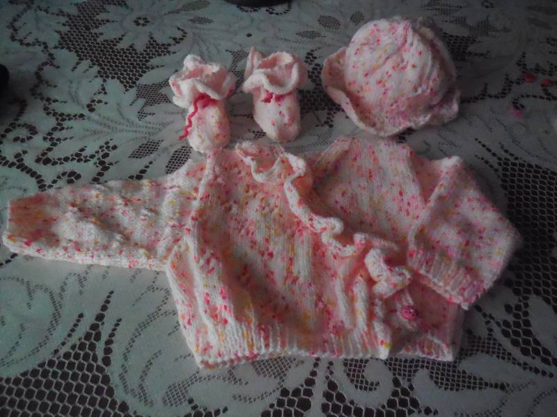 Schönes Baby-Set Von Der Geburt Bis Zum 3. Monat, Handgestrickt von MAMIEROSELYNETRICOTE