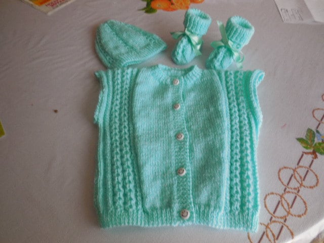 Set Bestehend Aus Ärmelloser Weste - Mit Twists + Mütze Und Hausschuhen von MAMIEROSELYNETRICOTE