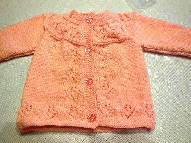 Zur Bestellen Hübscher Handgestrickter Baby-Mantel in Blassrosa - Durchbrochene Stickerei An Saum, Vorderseite, Ärmeln Und Passe von MAMIEROSELYNETRICOTE