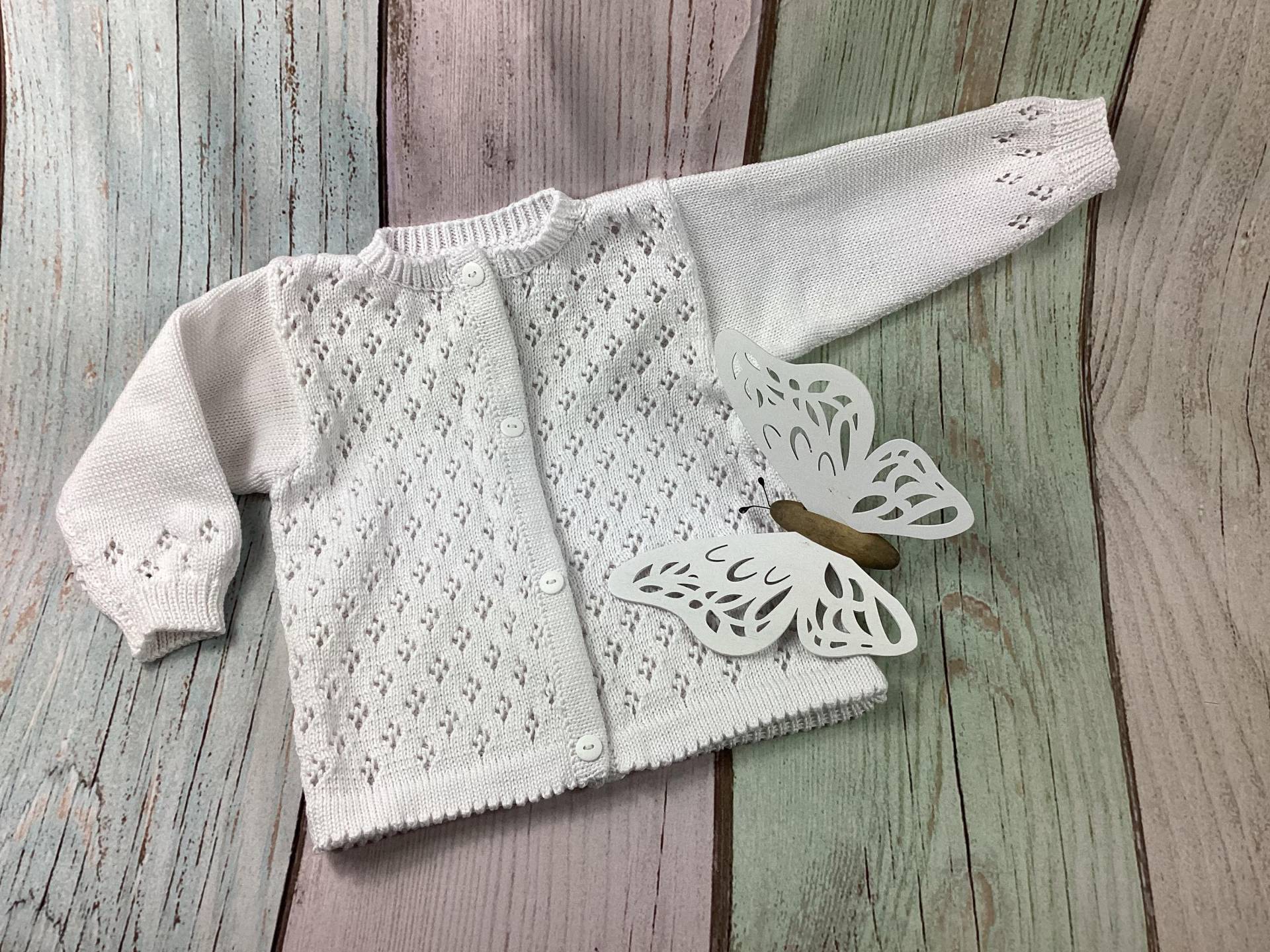 Babyjacke Weiß Mit Lochmuster, Mädchenjacke, Strickjacke, Kinderjacke Gestrickt, Versch. Größen Babyjacke Weiß Mit Lochmuster, Mädchenjacke, Strickjacke, Kinderjacke Gestrickt, Versch. Größen von MANAStrickdesign