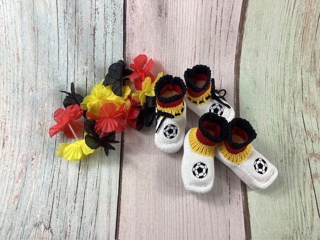 Babyschuhe Fußball, Europameisterschaft, Babyschuhe, Strickschuhe, Strickstiefelchen, 3 Größen, Mit Verpackung Babyschuhe Fußball, Europameisterschaft, Babyschuhe, Strickschuhe, Strickstiefelchen, 3 Größen, Mit Verpackung von MANAStrickdesign