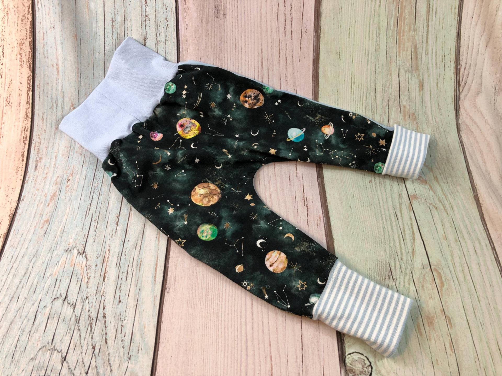 Pumphose Weltall, Mitwachshose, Stickerei, Planeten von MANAStrickdesign