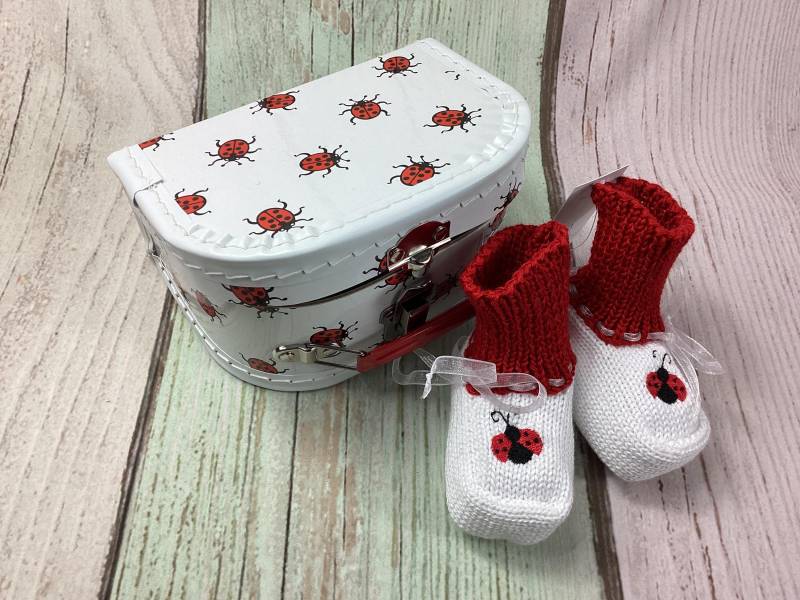 Set Babyschuhe Marienkäfer Im Köfferchen, Pappkoffer von MANAStrickdesign