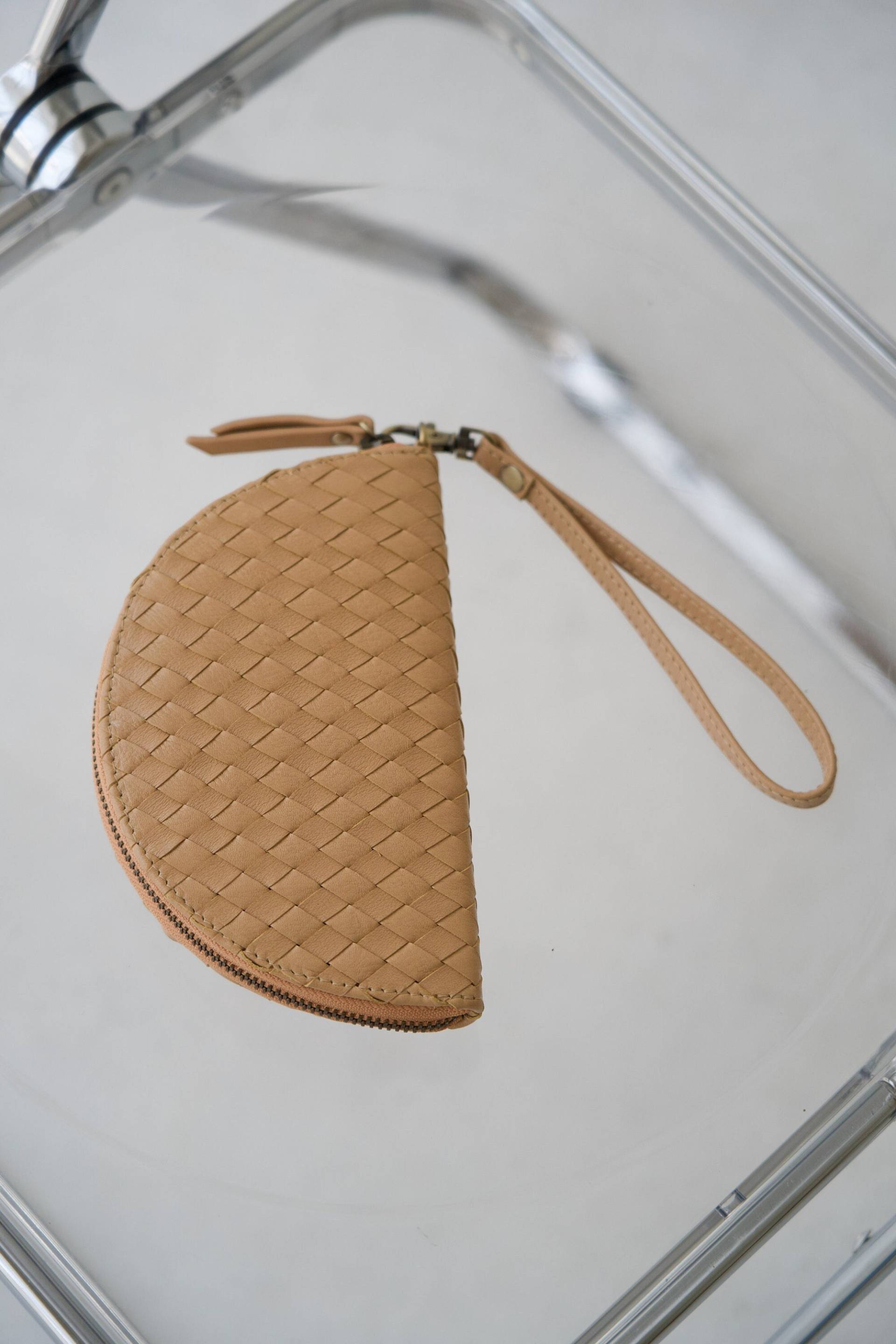 Beiges Geflochtenes Leder Portemonnaie Kleiner Geldbeutel von MANDRNdesign