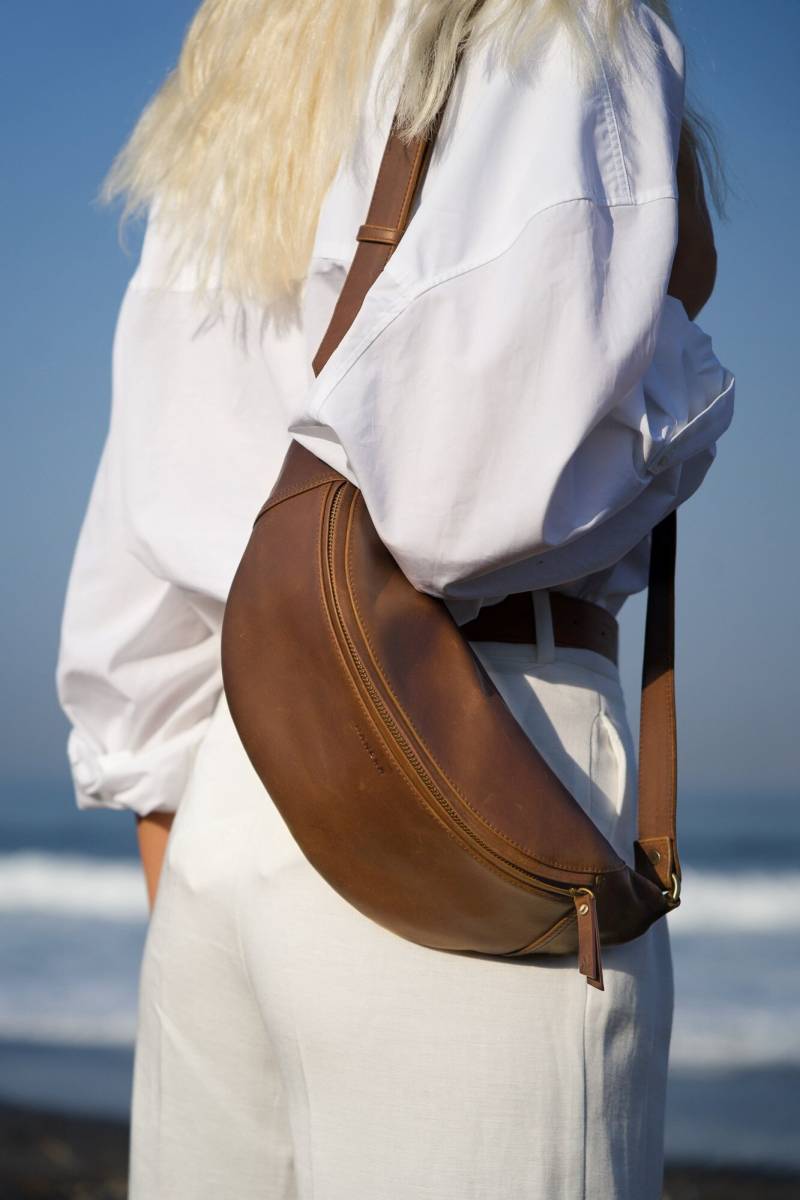 Sattelbraun Leder Bauchtasche, Echtleder Crossbody, Hüfttasche, Minimal Gürteltasche, Reise, Crossbody Tasche, Geschenke Für Sie Sattelbraun Leder Bauchtasche, Echtleder Crossbody, Hüfttasche, Minimal Gürteltasche, Reise, Crossbody Tasche, Geschenke Für Sie von MANDRNdesign
