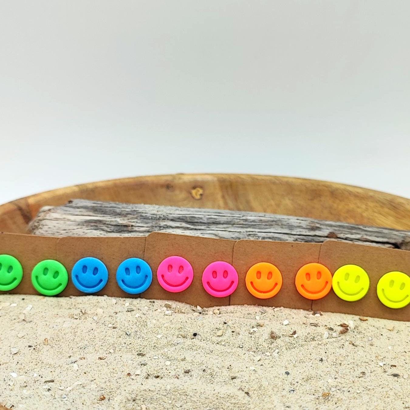 Ohrstecker Smiley Neon | Handmade, Polymerton & Edelstahl von MANGATAartsandcrafts