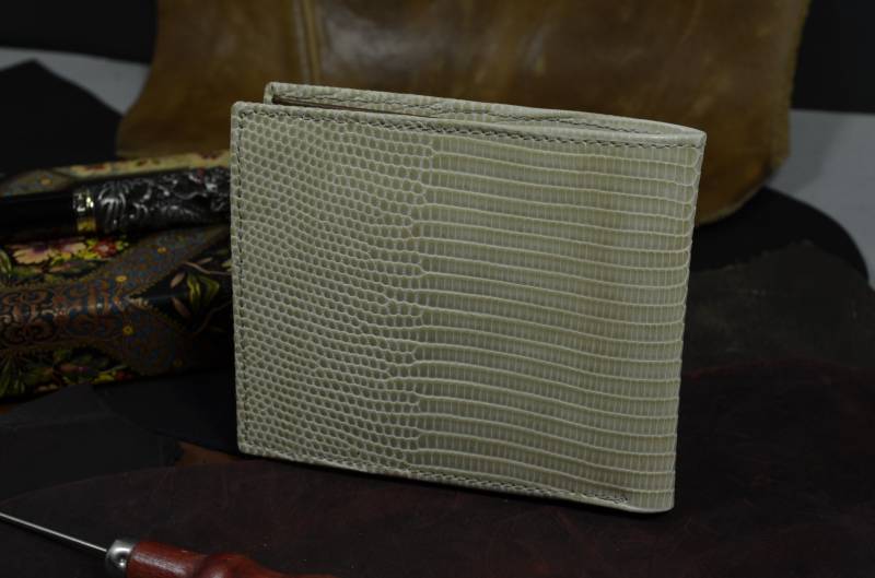 Brieftasche Kartenhalter Bifold Für Männer Creme Glänzend Handgefertigt Mit Echter Eidechsenhaut Modell Firenze 74 Von Lederatelier Mansarea - von MANSAREA