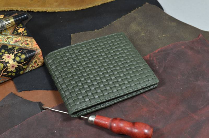 Handgefertigtes Grünes Leder Portemonnaie Geflochtenes Kalbsleder Firenze 2 Mit Prägung von MANSAREA