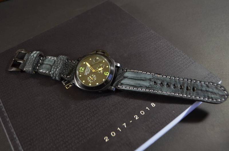 Handgefertigtes Straußenbein Nubuk Uhrenarmband Schwarz Matt | 26 24 22 Mm von MANSAREA