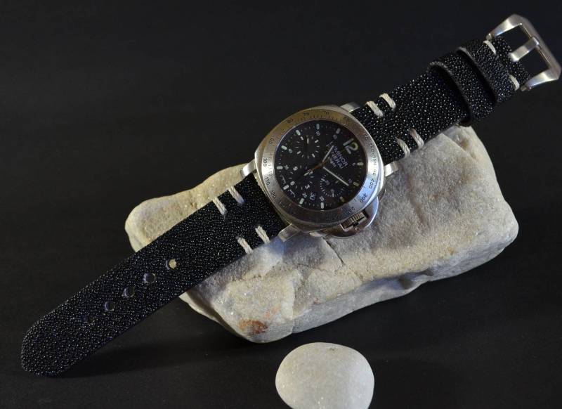 Handgefertigtes Schwarzes Uhrenarmband 26 24 22 Mm Weißer Faden Echte Stingray Haut Passend Für Panerai Breitling Omega Seiko Etc Handmade Spain von MANSAREA