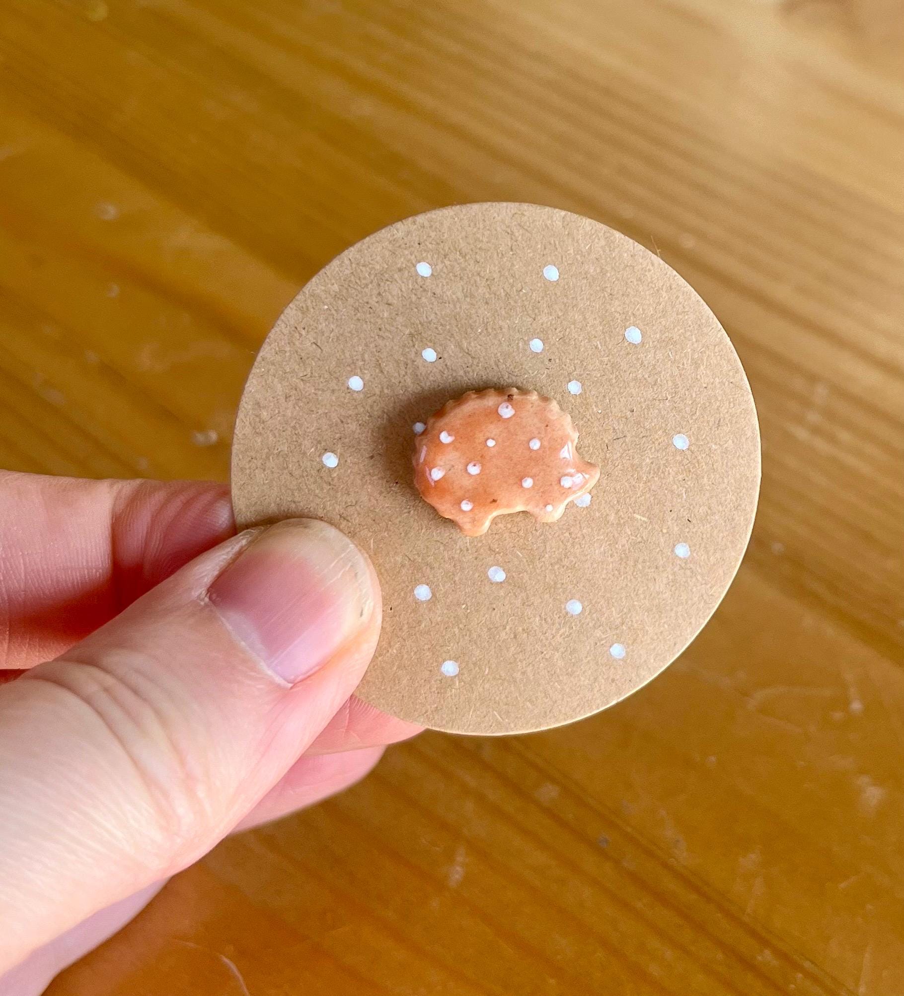 Anstecker Pin Button Brosche Igel Keramik von MANUKceramics
