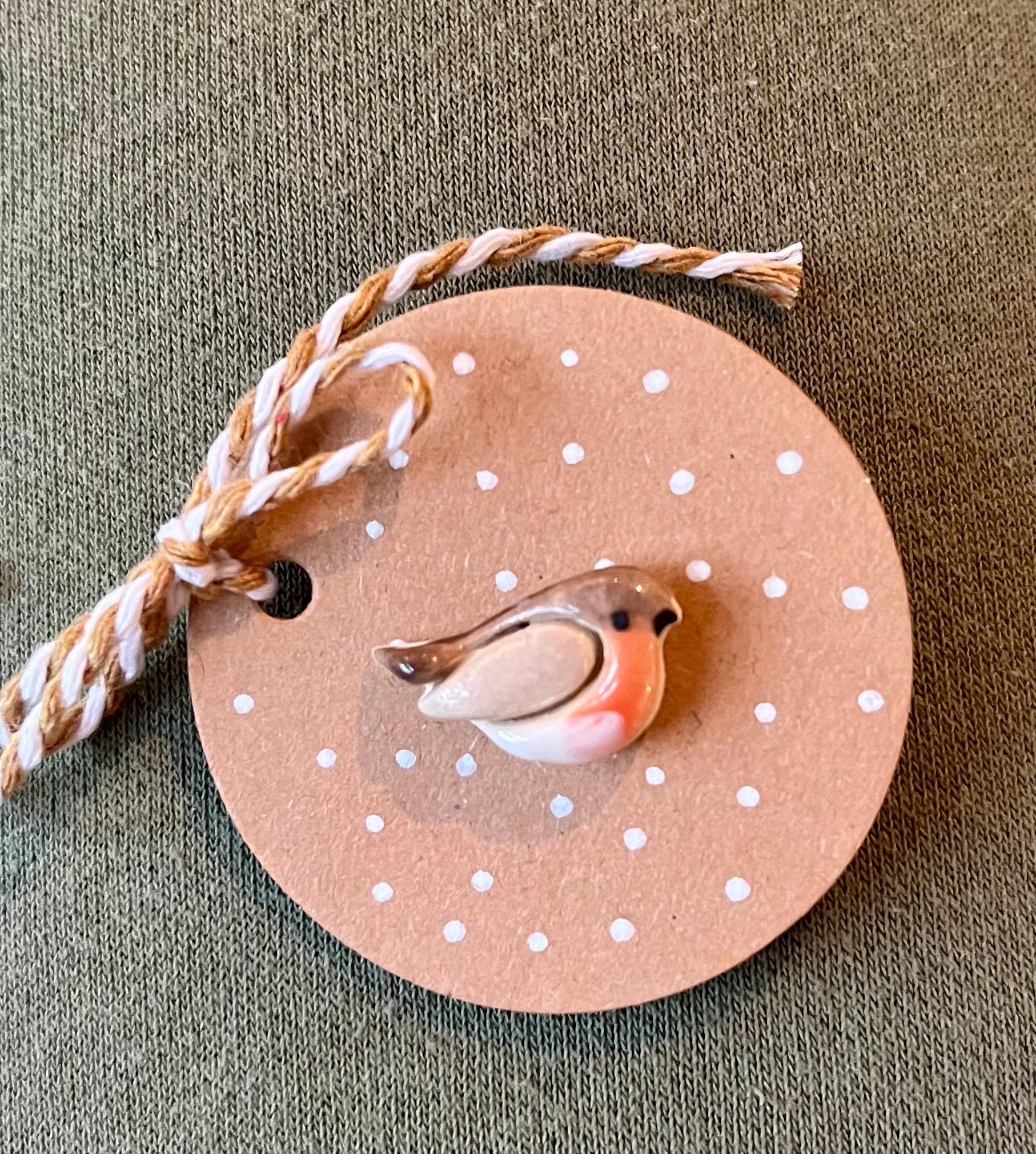 Anstecker Pin Button Brosche Vogel Rotkelchen Keramik von MANUKceramics