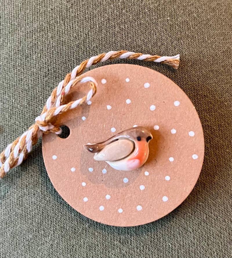 Anstecker Pin Button Brosche Vogel Rotkelchen Keramik von MANUKceramics