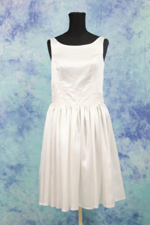 Kurzes Hochzeitskleid Mit Seidensatin Und Spitze von MAQUELLA