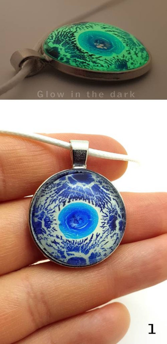 Blauer Abstrakter Glasgemälde-Anhänger von MARACHOWSKAART