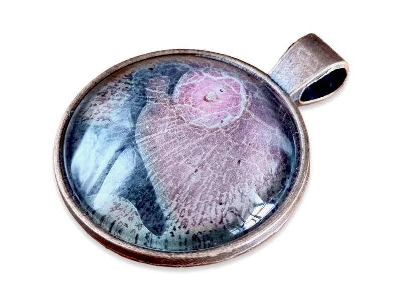 Einzigartiger Handgemalter Anhänger Leuchtet Im Dunkeln Von Maria Marachowska von MARACHOWSKAART